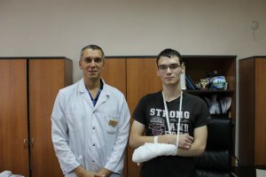 Иркутский микрохируг работал 10 часов без перерыва и чудом вернул парню отрезанные пилой пальцы