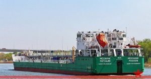 Экипаж заблокированного в Херсоне «Механика Погодина» вернулся в Россию