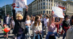 Тысячи человек вышли на марш в защиту русских школ Латвии