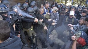 Сеть «порвало» фото украинского полицая, спасавшего Луценко от нациков
