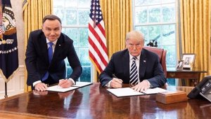 "Челядь и господин": в Сети высмеяли фото Трампа с президентом Польши
