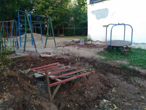 В Кирове при ремонте теплотрассы разрушили двор