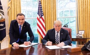 Польский телеканал уволил сотрудника за фотографию из твита Трампа