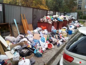 «Устали от мусора»: челябинцы начали поджигать накопившиеся во дворах отходы