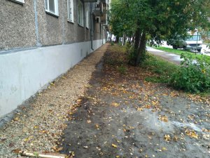 В Кирове во время капремонта многоквартирного дома забетонировали газон