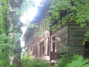 Бывший санаторий в Вахрушах превратился в прибежище хулиганов и бездомных