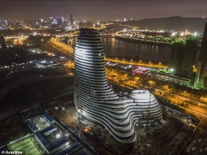 В Китае возвели небоскреб в форме мужских гениталий