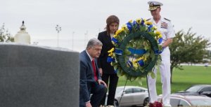 "Герой украинского народа": Порошенко встал на колени у могилы Маккейна