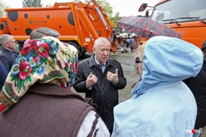 [Работа на камеру] «Понимаю, сам недалеко живу»: Тефтелев приехал в челябинский двор, где мусор копился полторы недели