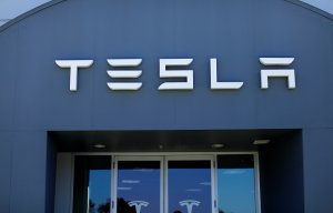 Комиссия по ценным бумагам и биржам США подала иск в суд против главы Tesla Илона Маска, в том числе из-за мошенничества
