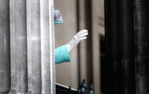 Mirror: у Елизаветы II есть искусственная рука для приветствия публики
