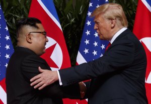 "Мы влюбились друг в друга". Трамп рассказал об отношениях с Ким Чен Ыном