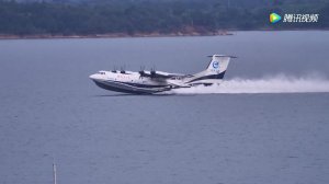 Китайский самолет-амфибия AG600 прошел испытания по рулению на воде на высоких скоростях