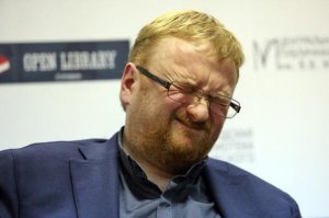Главное за ночь: Путин подписал закон о пенсиях, Милонов хочет запретить школьникам красить волосы