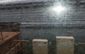 Один из железнодорожных пролетов Крымского моста при монтаже  накренился и упал в акваторию на мелководье