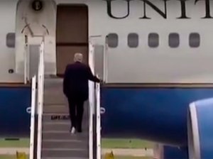 Пятничное:   Оконфузился на трапе "борта номер один" (Трампа с прилипшей к ботинку туалетной бумагой сняли на видео)