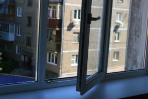 Берегите своих детей! В Петербурге трехлетний мальчик выпал из окна. Следственный комитет сообщает, что падение детей из окон – одна из основных причин детского травматизма