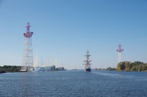 Самые высокие в России стилизованные опоры ЛЭП установлены на берегах реки в Калининграде