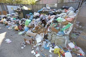 «Полный беспредел»: челябинцам выставили счета за весь месяц мусорного коллапса