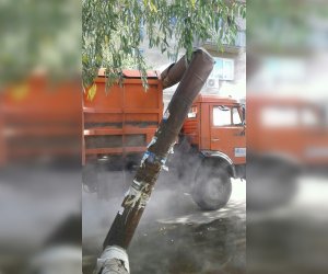 «Запарился»: в Челябинске мусоровоз оставил семь домов без горячей воды и отопления