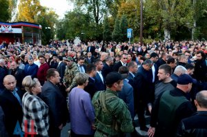 Тысячи людей собрались у мемориала на месте гибели Захарченко в центре Донецка. В театре им. Соловьяненко прошел вечер памяти Иосифа Кобзона и Александра Захарченко