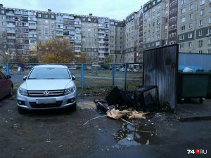 Горит мусор — плавятся машины: в челябинском дворе огонь со свалки повредил Volkswagen Tiguan