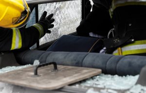 Число жертв аварии с участием автобуса в Чувашии увеличилось до 12 человек  (Микроавтобус ехал по маршруту "Канаш-Москва", когда на встречную полосу выехал самосвал)