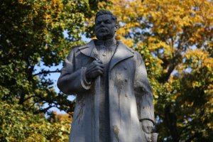 Только забросали яйцами. В Киеве полиция не дала разрушить памятник  генералу Ватутину