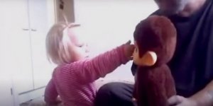 Учивших двухлетнюю дочь ненависти к мигрантам родителей оштрафовали в Финляндии