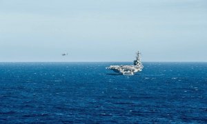 Военный вертолет США упал на палубу авианосца, несколько человек пострадали