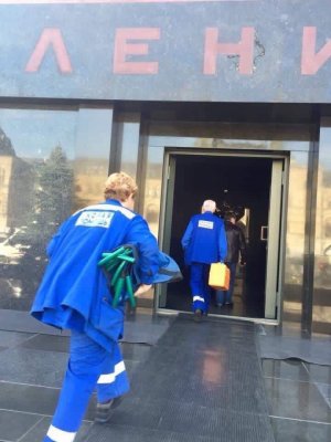 Жил, жив и будет жить! - Фото медиков, спешащих в Мавзолей Ленина