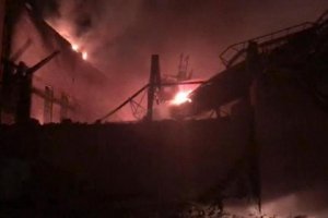 Пожарных эвакуировали с горящего завода «Электроцинк»