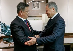 Президент Монголии вручил награды Шойгу