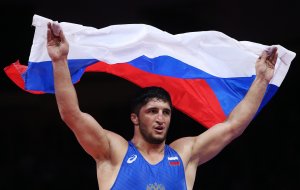 Российский борец Садулаев стал трехкратным чемпионом мира  В финальной схватке 22-летний уроженец Дагестана досрочно победил Кайла Снайдера из США