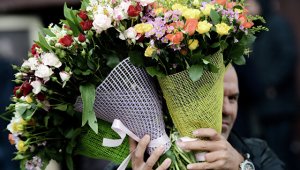 Составлен закрытый перечень допустимых подарков для госслужащих: полиграфическая продукция с логотипом госоргана и цветы. Ранее их стоимость просто не могла превышать трех тысяч рублей