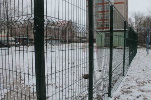 Без окон, без дверей. В Кирове обустроили спортплощадку без входа