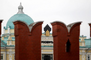 ЭКСКЛЮЗИВ-Российский госбанк тайно профинансировал продажу доли в Роснефти