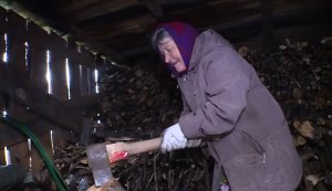 Бабушке погасили кредит, который она взяла, чтобы не замёрзнуть. «Летом здесь хорошо, прохладно даже в зной. А вот зимой сложно: окна покрываются инеем»