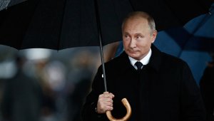Путин и Трамп обменялись рукопожатиями в Париже