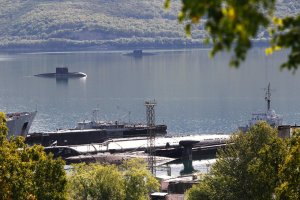 Рабочих привезли в закрытый город на Камчатке строить военные объекты. Теперь им не платят зарплату и угрожают полицией