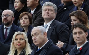 Порошенко резко отреагировал на вопрос о рукопожатии Трампа