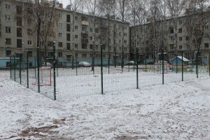 Кировскую спортивную площадку без входа высмеяли на Первом канале