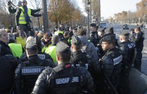 Полиция Франции задержала 117 человек во время акций протеста против роста цен на бензин