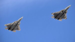 Опубликовано первое видео полета новейших Су-57 в небе над Сирией