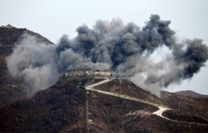 КНДР взорвала десять охранных пунктов на границе с Южной Кореей