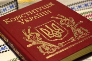 Верховная рада в первом чтении изменила конституцию ради НАТО и ЕС