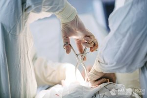 Свердловские хирурги-онкологи впервые удалили 2-килограммовую опухоль печени 10-летней пациентке, сообщает в пятницу Областная детская клиническая больница. Девочка чувствует себя хорошо