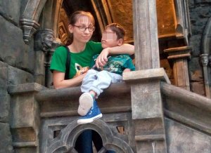 Причины трагедии: Мать, взяв на руки больного сына, бросилась вниз с девятого этажа