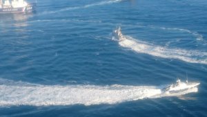 В ФСБ РФ сообщили о двух украинских кораблях, идущих на предельной скорости к Керченскому проливу из порта Бердянск