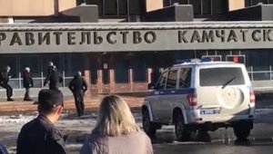 На Камчатке уволили чиновницу, сравнившую пришедшего к зданию правительства региона вооруженного обрезом пенсионера с животным, которое надо «усыпить дротиком, чтобы оно отрубилось»